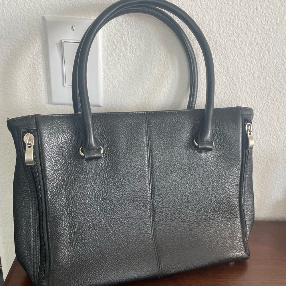 Gun Tote’n Mamas Black Leather Concealed Carry Bag, appx 9” X 11”X 4” deep